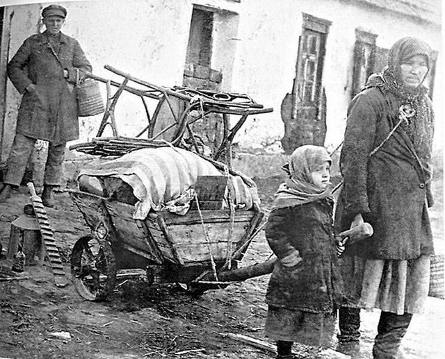 This image has an empty alt attribute; its file name is dekulakization-donetsk-region-early-1930s.jpg